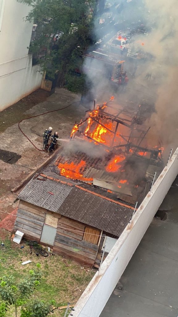 Incêndio destrói casa por completo na Zona 7; uma pessoa morreu